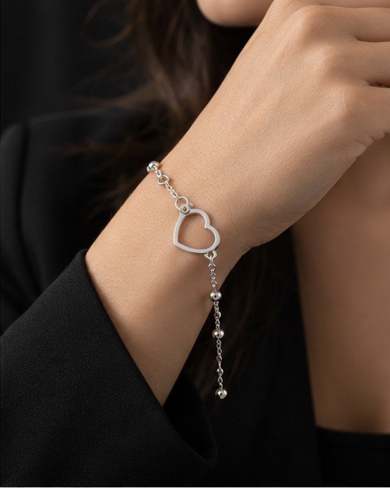 Pulsera Corazón Essenza en modelo