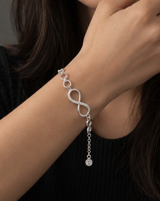 Pulsera Ovale en modelo