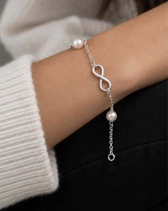Pulsera Infinito Perla en modelo