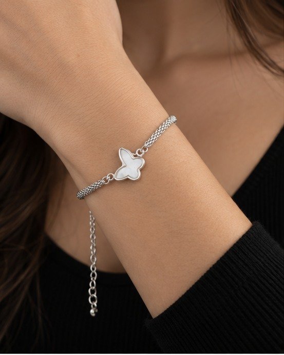 Pulsera Mariposa Nácar en modelo